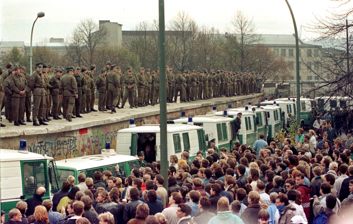 of Berlin Wall's Fall : 10